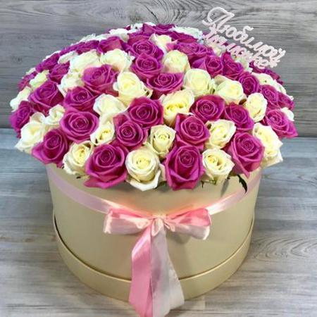 Шляпная коробка из 101 белой и розовой розы