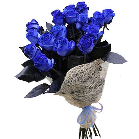 Букет 19 синих роз с натуральным оформлением