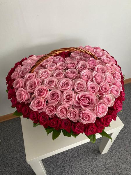 Корзина из 101 розы в форме сердца розовые+красные